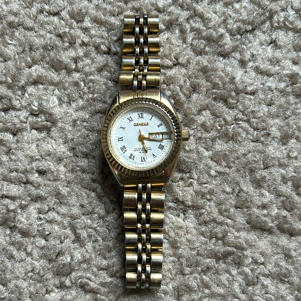 Geneve women’s vintage swiss quartz‎ gold tone dainty stainless steel wristwatch